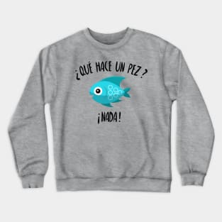 Que hace un pez? Nada - blue fish Crewneck Sweatshirt